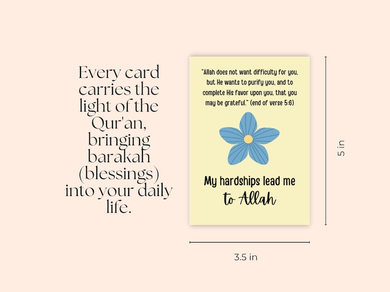 K&ouml;nnte beinhalten: Eine rechteckige Karte, 8,89 cm breit und 12,7 cm hoch, mit Text und einer blauen Blumengrafik. Die Karte enth&auml;lt ein Zitat und den Satz &bdquo;Meine Schwierigkeiten f&uuml;hren mich zu Allah&ldquo;. Der Text auf der Karte behandelt das Licht des Korans.