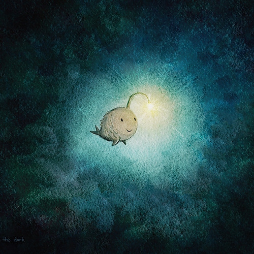 Une lumière dans le noir - Joli imprimé lotte de mer. Décoration murale pleine d'espoir, de bonheur et d'encouragement. Art de poisson kawaii représentant un monstre marin heureux.