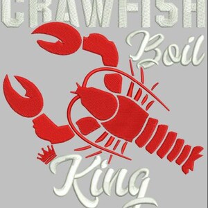 Op de afbeelding: Rode kreeft met witte tekst die "Crawfish Boil King" luidt.