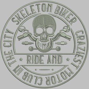 Könnte beinhalten: Gestickter Aufnäher mit einem Totenkopf und Motorradlenker-Design. Der Text lautet "SKELETON BIKER" und "THE CITY'S CRAZIEST MOTOR CLUB IN". Die Worte "RIDE AND" sind ebenfalls enthalten. Der Aufnäher ist in Grautönen gehalten.