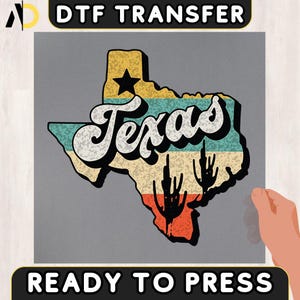 Peut inclure: Transfert DTF avec un motif de carte du Texas de style vintage. La carte est soulignée en noir avec une étoile et le mot "Texas" dans une police rétro. Le design comprend des couleurs jaune, sarcelle, orange et beige. Les mots "READY TO PRESS" sont en bas.