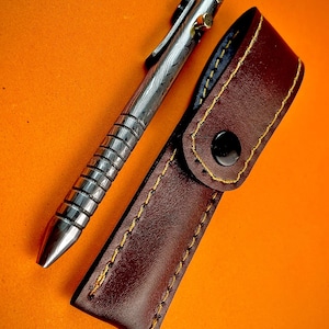 Handgefertigter Damaszener Stahl Bolt Action Pen mit Ledertasche - 5 "Taktischer EDC Kugelschreiber
