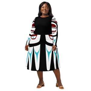 Peut inclure: Une robe noire à manches longues avec un motif géométrique blanc et bleu. La robe a un col rond et une jupe évasée.