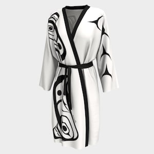 Kimono tipo bata con diseño de águila y cuervo de agapornis tlingit. Diseño de artista tlingit certificado. Blanco y negro.