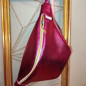 Sac banane en similicuir fabriqué en France, banane créateur , banane tendance rose irisé, idéal idée cadeau comme cadeau fête des mères.