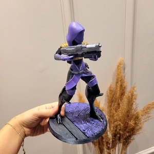Figura de Tali'Zorah pintada a mano: artículo de colección de Mass Effect, decoración de ciencia ficción.