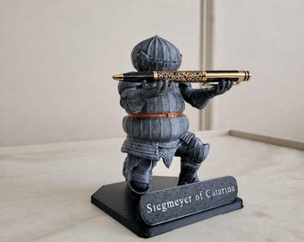 Siegmeyer of Catarina Pen Holder – Dark Souls Knight Desk Organizer (12cm)