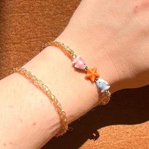 Zierliches Keramik Fisch Bettelarmband: 18k vergoldetes Drahtgestrick
