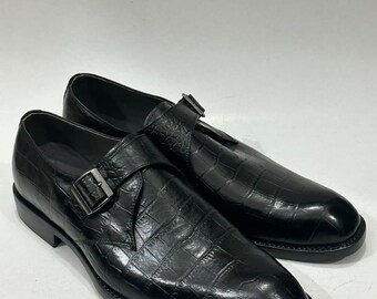 Scarpe eleganti da uomo con cinturino alla caviglia, fibbia e slip-on, in pelle nera con stampa coccodrillo