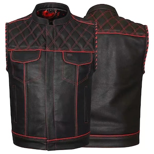 Może przedstawiać: Czarna skórzana kamizelka z czerwonymi przeszyciami i akcentami. Kamizelka posiada pikowany wzór na ramionach i górnej części klatki piersiowej, dwie przednie kieszenie i stójkę. Bezrękawnik ma klasyczny styl motocyklowy.