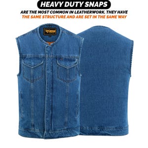 Op de afbeelding: Een blauw denim vest met een drukknoopsluiting en twee zakken. Het vest heeft een label met de tekst "ADM Leather".