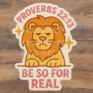 Könnte beinhalten: Ein Aufkleber mit einem Cartoon-Löwen in Orange und Gelb mit grimmigem Gesichtsausdruck. Der Aufkleber hat rosa Text mit der Aufschrift "PROVERBS 22:13" und "BE SO FOR REAL". Zwei gelbe Sternchen befinden sich an den Seiten des Löwen.
