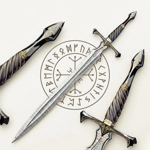 Puede incluir: Una espada ornamentada con una hoja plateada y detalles intrincados en negro y dorado. La empuñadura presenta un diseño retorcido y el pomo es puntiagudo. La espada se exhibe con otras dos partes de espada sobre un fondo blanco con un símbolo circular.