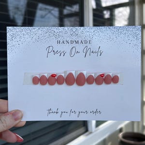 Press on Nails mit weißer French Spitze und Kiss Print Bild 1
