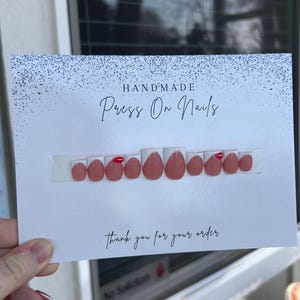 Press on Nails mit weißer French Spitze und Kiss Print Bild 8