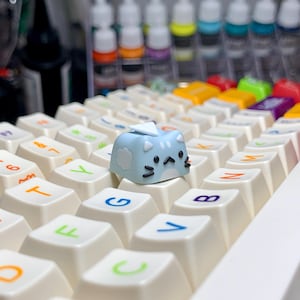 Cloud Dreamer Cat Keycap – Handmade Artisan Resin Keycap with Paper Plane Hat (Cherry MX Compatible)