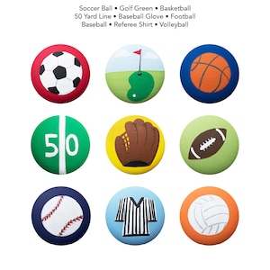 Könnte beinhalten: Neun bunte runde Knöpfe mit verschiedenen Sportmotiven. Die Knöpfe zeigen einen Fußball, ein Golfgrün, einen Basketball, eine 50-Yard-Linie, einen Baseballhandschuh, einen American Football, einen Baseball, ein Schiedsrichtertrikot und einen Volleyball.