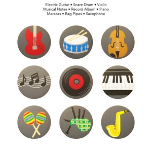 Op de afbeelding: Negen cirkelvormige illustraties van muziekinstrumenten op een grijze achtergrond. Instrumenten zijn elektrische gitaar, snaredrum, viool, muzieknoten, lp, piano, maracas, doedelzak en saxofoon. Tekst bovenaan vermeldt de instrumenten.