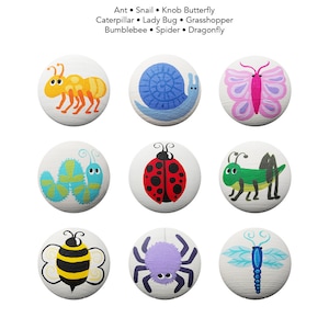 Może przedstawiać: Dziewięć pomalowanych drewnianych kółek, każde z innym owadom lub stawonogiem. Owady obejmują biedronkę, mrówkę, motyla, gąsienicę, ślimaka, konika polnego, trzmiela, pająka i ważkę.