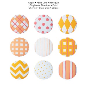 Könnte beinhalten: Neun runde Knöpfe mit verschiedenen Mustern. Die Muster umfassen Argyle, Punkte, Harlequin, Gingham, Nadelstreifen, Plaid, Chevron, Schweizer Punkte und Streifen. Die Knöpfe sind in den Farben Rosa, Orange und Gelb.