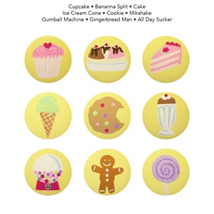 Pode incluir: Nove botões redondos coloridos com ilustrações de vários doces, incluindo um cupcake, um banana split, um bolo, um cone de sorvete, um biscoito, um milkshake, uma máquina de chicletes, um homem de gengibre e uma pirulito.