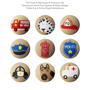 Pode incluir: Nove círculos de madeira com diferentes imagens pintadas neles. As imagens incluem um caminhão de bombeiros, um dálmata, um chapéu de bombeiro, um chapéu de policial, um hidrante, um distintivo de polícia, um carro de polícia, um cão pastor alemão e uma ambulância.