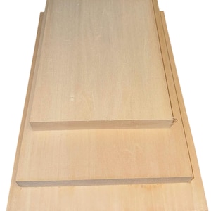 Może przedstawiać: Trzy kawałki nieoszlifowanego drewna, ułożone jeden na drugim. Drewno jest jasnobrązowe i ma gładką powierzchnię.