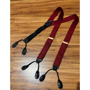 Bretelle vintage in jacquard rosso e pelle nera con bottoni, prodotte da CAS Germany.