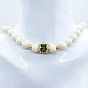 Halskette mit weißen Kristallperlen: Kristall, Abendkette, festliche Halskette, Damenkette, Trachtenkette, Damengeschenk