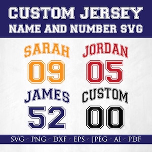 Könnte beinhalten: Eine digitale Grafik mit dem Text "CUSTOM JERSEY NAME AND NUMBER SVG" in Weiß. Beispiele für Trikotnamen und -nummern sind: "SARAH 09", "JORDAN 05", "JAMES 52" und "CUSTOM 00". Das Bild listet auch Dateiformate auf.