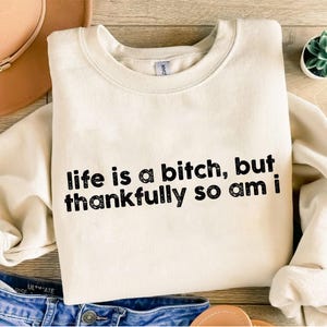 Livet är en bitch men tack och lov är jag det också SVG PNG, vuxenhumor PNG, rolig PNG, sarkastisk PNG, sarkastisk PNG, sublimering, trendig svg, sublimering