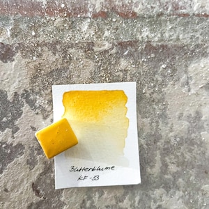 KF-33 vegane, handgefertigte Aquarellfarbe Watercolorfarbe im 1/2 Näpfchen in Gelb I Aquarellfarbe vegan Watercolorfarbe hochpigmentiert