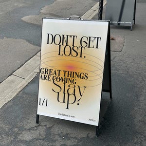 Moderne typografie muurkunst – Esthetische digitale print voor trendy kamerdecoratie