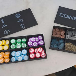 Vantage bordspelcomponentenlade - gemaakt met behulp van zonne-energie in milieuvriendelijke 3D-printboerderij - High-end Bambu Lab-printers