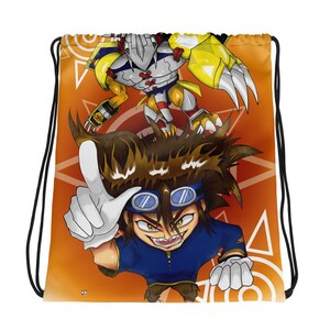 以下が含まれることがあります： オレンジ色の巾着袋。茶色の髪、青いゴーグル、青いシャツを着たキャラクターが上を指している漫画のイラストが描かれています。黄と銀の鎧を着たロボットのような生き物がキャラクターの後ろにいます。黒い紐。