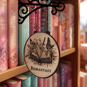 Letrero rústico de madera con temática romántica para estantería, ideal como decoración colgante o como letrero de madera grabado para librería o rincón de lectura.