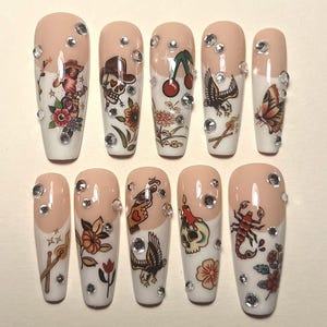 Uñas postizas con diseños de tatuajes tradicionales, arte tradicional americano, calavera, águila, cereza, escorpión, reutilizables, largas, con punta francesa y forma de ataúd.