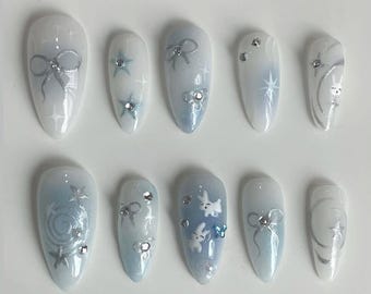 Uñas postizas Light Blue Aura / Uñas postizas almendradas con conejito blanco / Uñas Silver Ribbon Coquette / Uñas postizas con brillo de estrella estética