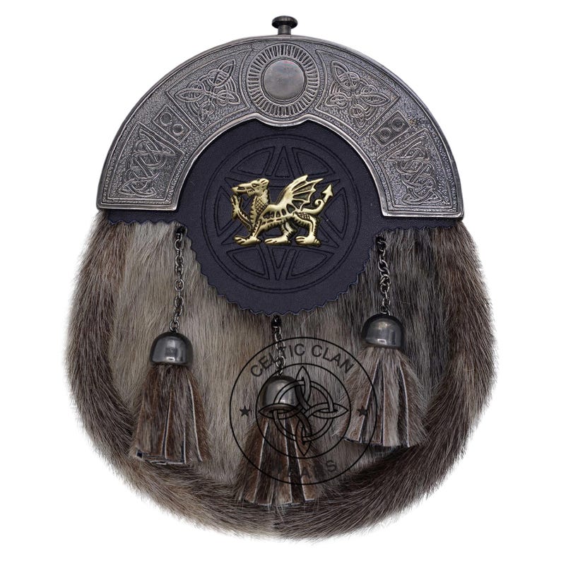 K&ouml;nnte beinhalten: Traditioneller schottischer Sporran mit silberner Verzierung und schwarzem Lederklappen mit goldenem Drachenemblem. Der Sporran hat einen Pelzk&ouml;rper, Quastenketten und ein keltisches Design.