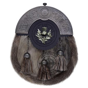 K&ouml;nnte beinhalten: Ein traditioneller schottischer Sporran mit einem Fellk&ouml;rper und einem dekorativen Metall-Cantle. Der Sporran hat eine schwarze Lederklappe mit einem Distelemblem und h&auml;ngenden Quasten. Der Cantle hat keltische Knotenmuster.
