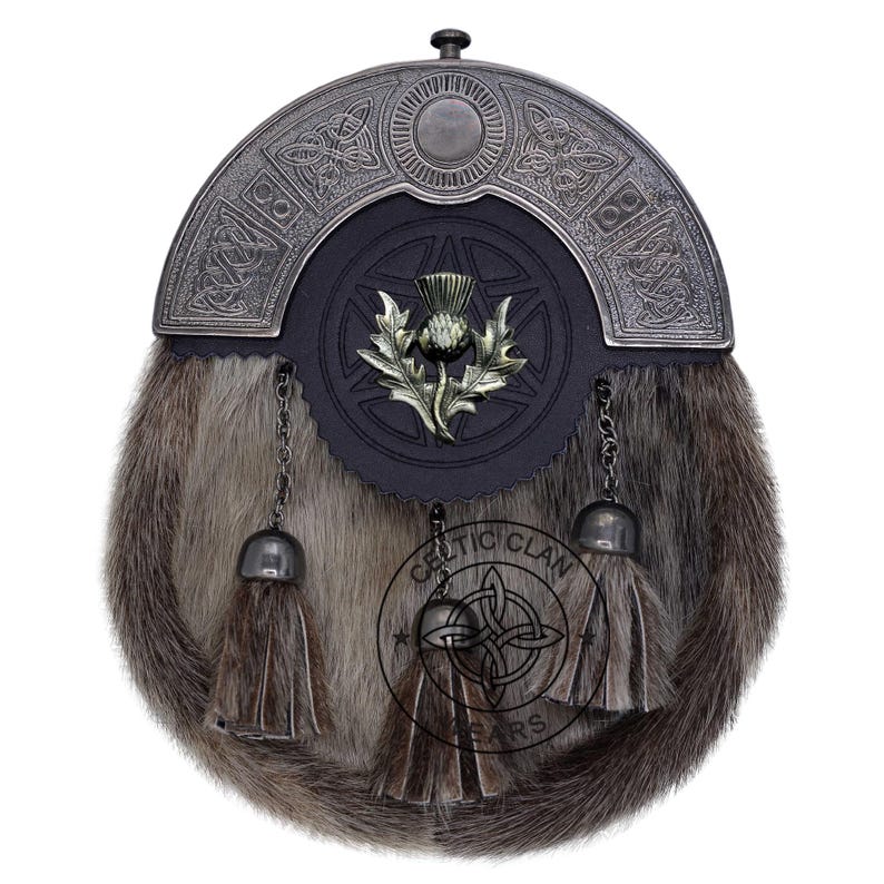 K&ouml;nnte beinhalten: Ein traditioneller schottischer Sporran mit einem Fellk&ouml;rper und einem dekorativen Metall-Cantle. Der Sporran hat eine schwarze Lederklappe mit einem Distelemblem und h&auml;ngenden Quasten. Der Cantle hat keltische Knotenmuster.