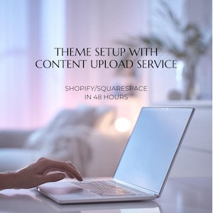 Könnte beinhalten: Ein weißer Laptop auf einer weißen Oberfläche mit dem Text "THEME SETUP WITH CONTENT UPLOAD SERVICE" und "SHOPIFY/SQUARESPACE IN 48 HOURS". Eine Hand tippt auf der Tastatur. Der Hintergrund ist unscharf.