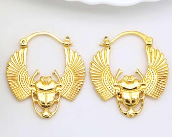 Örhängen i guld med egyptisk skarabé – Örhängen med bevingad skalbagge | 18K guldplätering | Boho antika smycken | Andlig gåva till henne | Vingörhänge