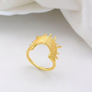 18k Gold Sunrise Ring | Sun Rays Design | Boho Stackable Ring | Radiant Minimalist Jewelry | Symbol of Light & New Beginnings | Sunburst