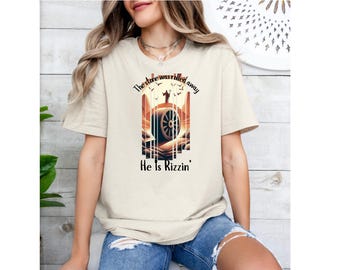 Camiseta cristã Resurrection Stone, camiseta religiosa de Páscoa, camiseta unissex Softstyle He Is Rizzin, vestuário de fé cristã, camiseta de domingo de Páscoa