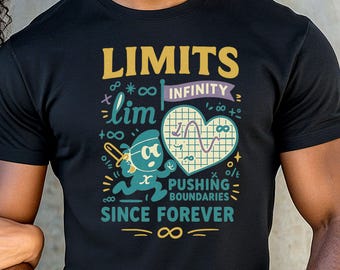 Può includere: T-shirt nera con un design grafico colorato. Il design presenta le parole "LIMITI INFINITO" e "SPINGENDO I CONFINI DA SEMPRE". Un personaggio ninja dei cartoni animati corre con una spada. Il design include anche simboli matematici e un grafico a forma di cuore.