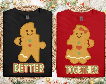 Pode incluir: Duas camisetas, uma preta e outra vermelha, cada uma com um desenho de boneco de gengibre. A camisa preta tem um homem de gengibre com o texto "BETTER" abaixo. A camisa vermelha tem uma mulher de gengibre com o texto "TOGETHER".