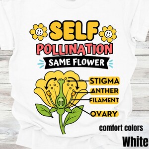 Op de afbeelding: Wit T-shirt met een kleurrijke afbeelding over zelfbestuiving. Het ontwerp bevat een gele bloemdiagram met gelabelde onderdelen en de woorden "SELF POLLINATION SAME FLOWER". Het shirt heeft ook de woorden "comfort colors" en "White".
