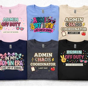 Op de afbeelding: Zes T-shirts in verschillende kleuren, elk met een uniek grafisch ontwerp en tekst. De shirts tonen zinnen als "ADMIN OFF DUTY" en "ADMIN CHAOS COORDINATOR". De ontwerpen omvatten vredestekens, zonnebrillen en strikken.
