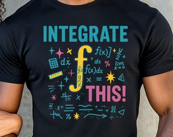 Può includere: T-shirt nera con la scritta "INTEGRATE THIS!" in turchese e rosa, con simboli ed equazioni matematiche in giallo, turchese e rosa. Il design include un simbolo integrale e l'equazione f(x).
